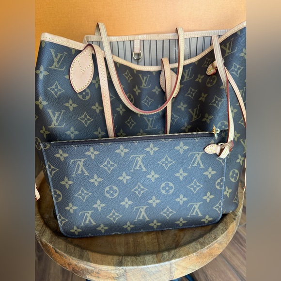 Louis Vuitton Neverfull Monogram Purse including Removable Pouch. - Picture 5 of 6